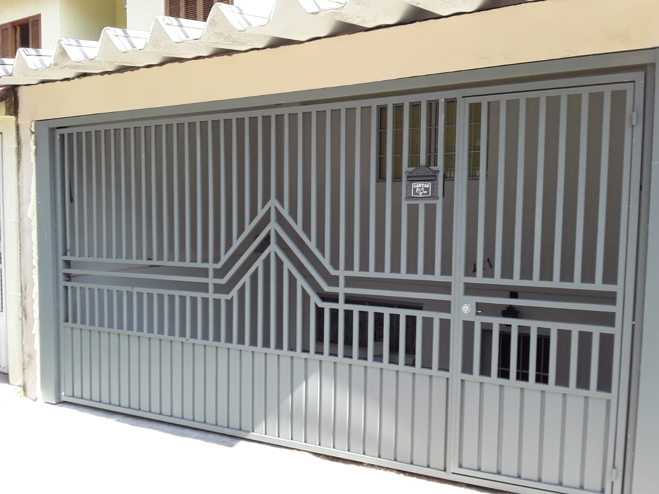 Detalhe de portão automático